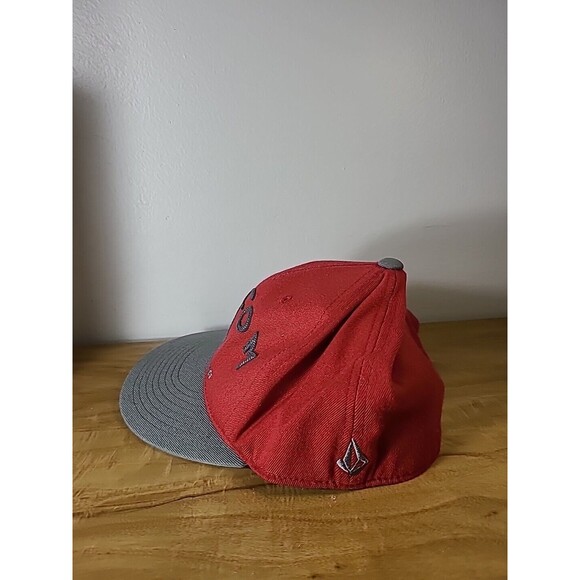 Volcom 210 Fitted Flexfit Mens NWOT Baseball Hat Cap 6 7/8 - 7 1/4 Red & Gray - Picture 2 of 6